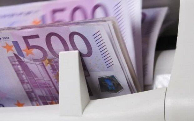 دلار به 28 هزار و 500 تومان کاهش یافت دلار به 28 هزار و 500 تومان کاهش یافت