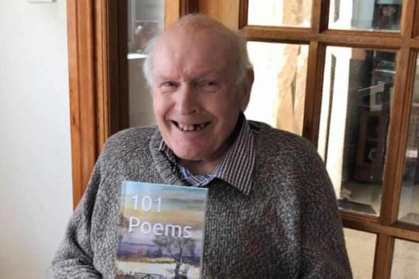 پدربزرگ 92 ساله به پرفروش ترین شاعر تبدیل شد