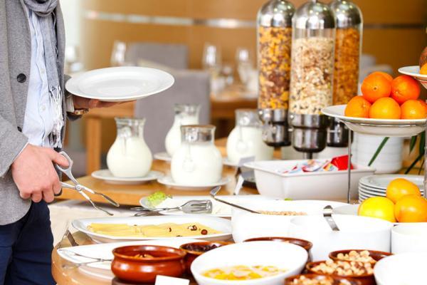 همه چیز درباره صبحانه هتل ها: از انواع غذاها تا نکات مهم برای جلب رضایت مهمانان همه چیز درباره صبحانه هتل ها: از انواع غذاها تا نکات مهم برای جلب رضایت مهمانان
